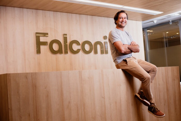 VP de Agro da Falconi na recepção do escritório