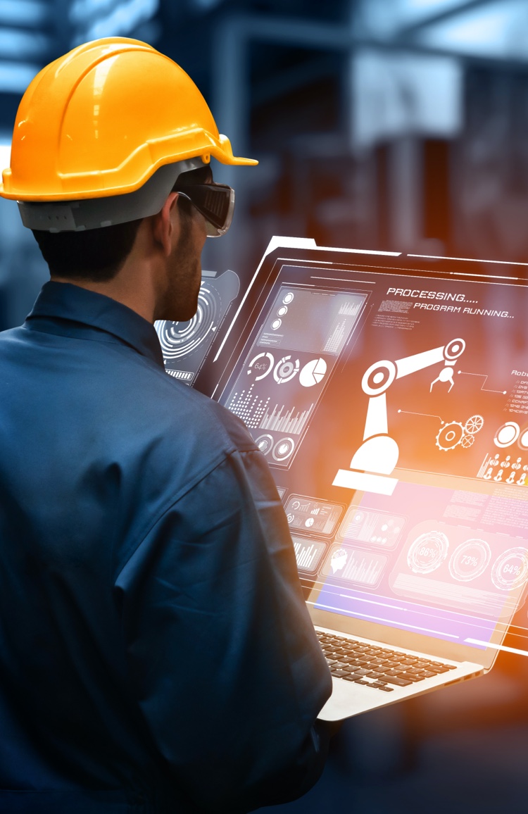 imagem de Digital Operation Management: homem de capacete operando painel de controle automatizado de indústria